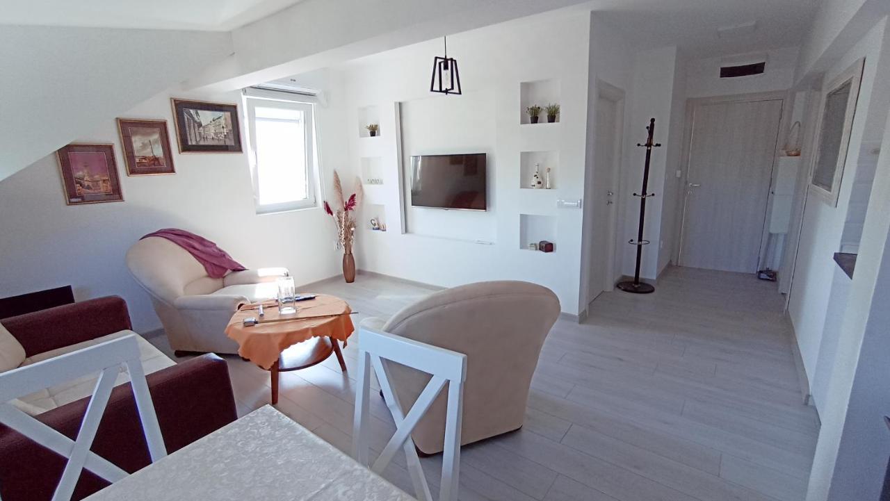 Apartment Bis *
